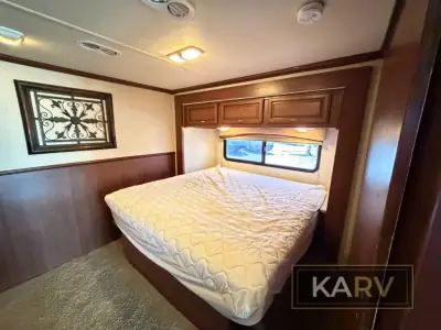 2011 Fleetwood Bounder Classic 34B photo 27