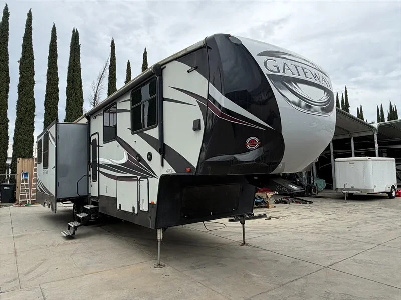 2018 Heartland 3712RDMB Gateway exterior