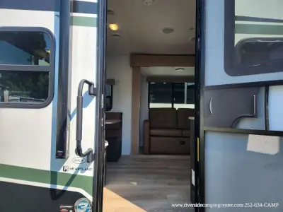 2025 Heartland North Trail Ultra-Lite 26RLX photo 14