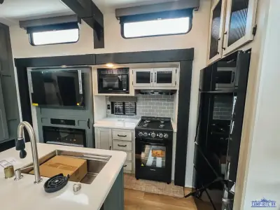 2027 Forest River Puma Vista 421LFT photo 11