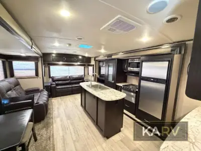 2017 Grand Design Imagine 2950RL photo 9