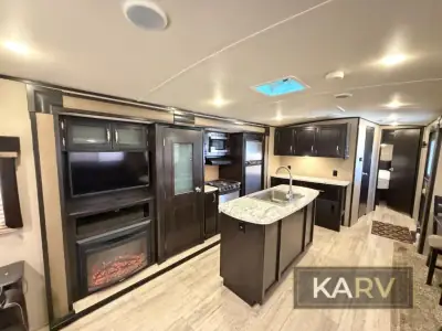 2017 Grand Design Imagine 2950RL photo 15