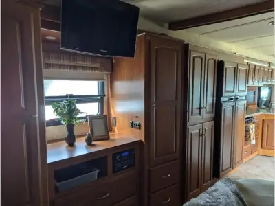 2012 Winnebago Adventurer 37F photo 20