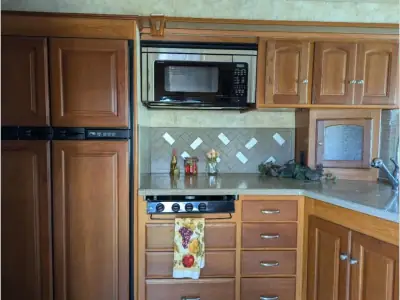 2012 Winnebago Adventurer 37F photo 6