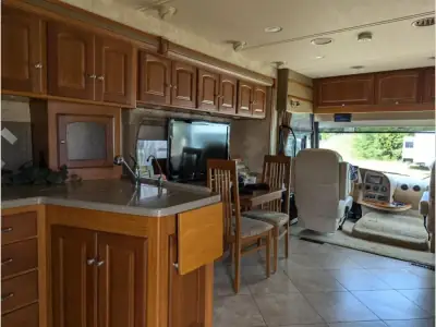2012 Winnebago Adventurer 37F photo 8