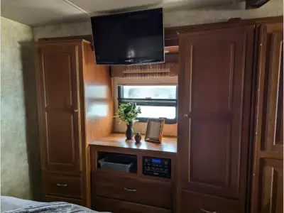 2012 Winnebago Adventurer 37F photo 17