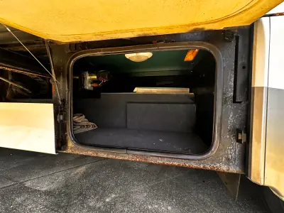 2010 Winnebago Adventurer 35P photo 4