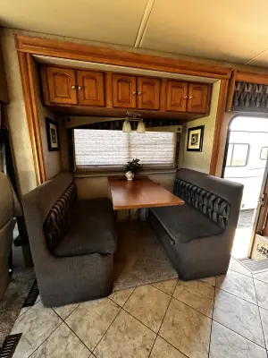 2010 Winnebago Adventurer 35P photo 22