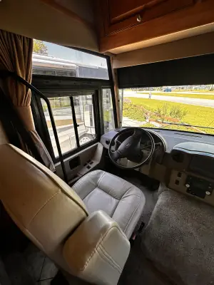 2010 Winnebago Adventurer 35P photo 19