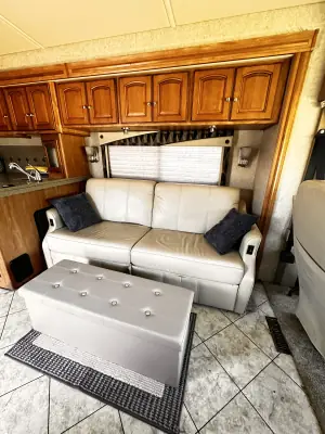 2010 Winnebago Adventurer 35P photo 25