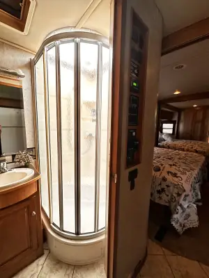 2010 Winnebago Adventurer 35P photo 38