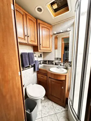 2010 Winnebago Adventurer 35P photo 36