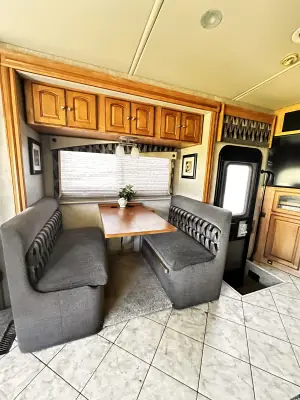 2010 Winnebago Adventurer 35P photo 27