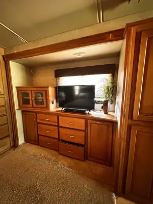 2010 Winnebago Adventurer 35P photo 41