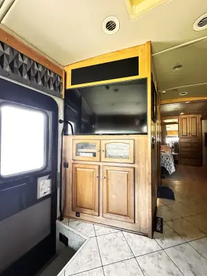 2010 Winnebago Adventurer 35P photo 26