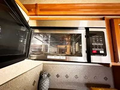 2010 Winnebago Adventurer 35P photo 32