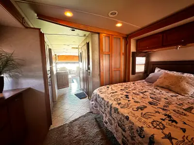 2010 Winnebago Adventurer 35P photo 44
