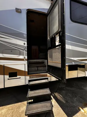 2010 Winnebago Adventurer 35P photo 17