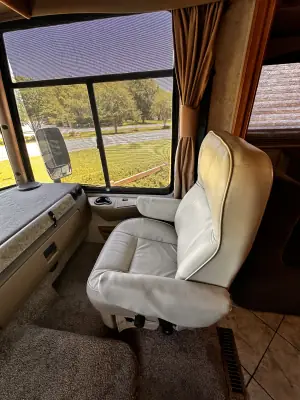 2010 Winnebago Adventurer 35P photo 23
