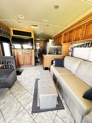 2010 Winnebago Adventurer 35P photo 46