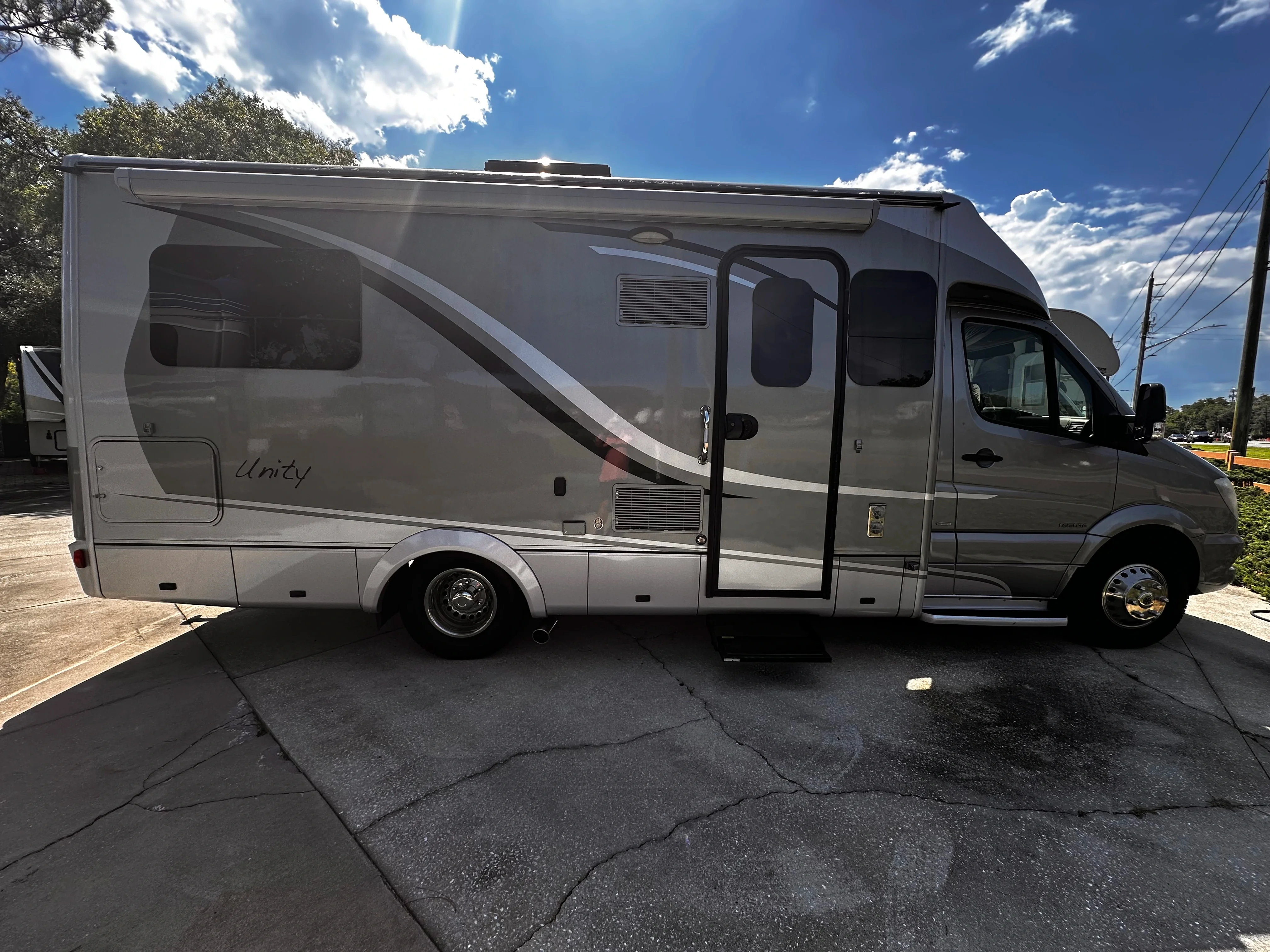 2014 Leisure Travel U24TB exterior