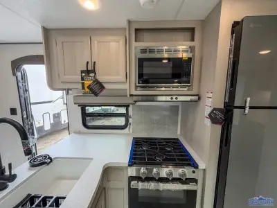 2027 Coachmen Catalina Legacy Edition 333DBDSCK photo 13