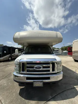 2017 Thor Motor Coach Chateau 26B photo 4