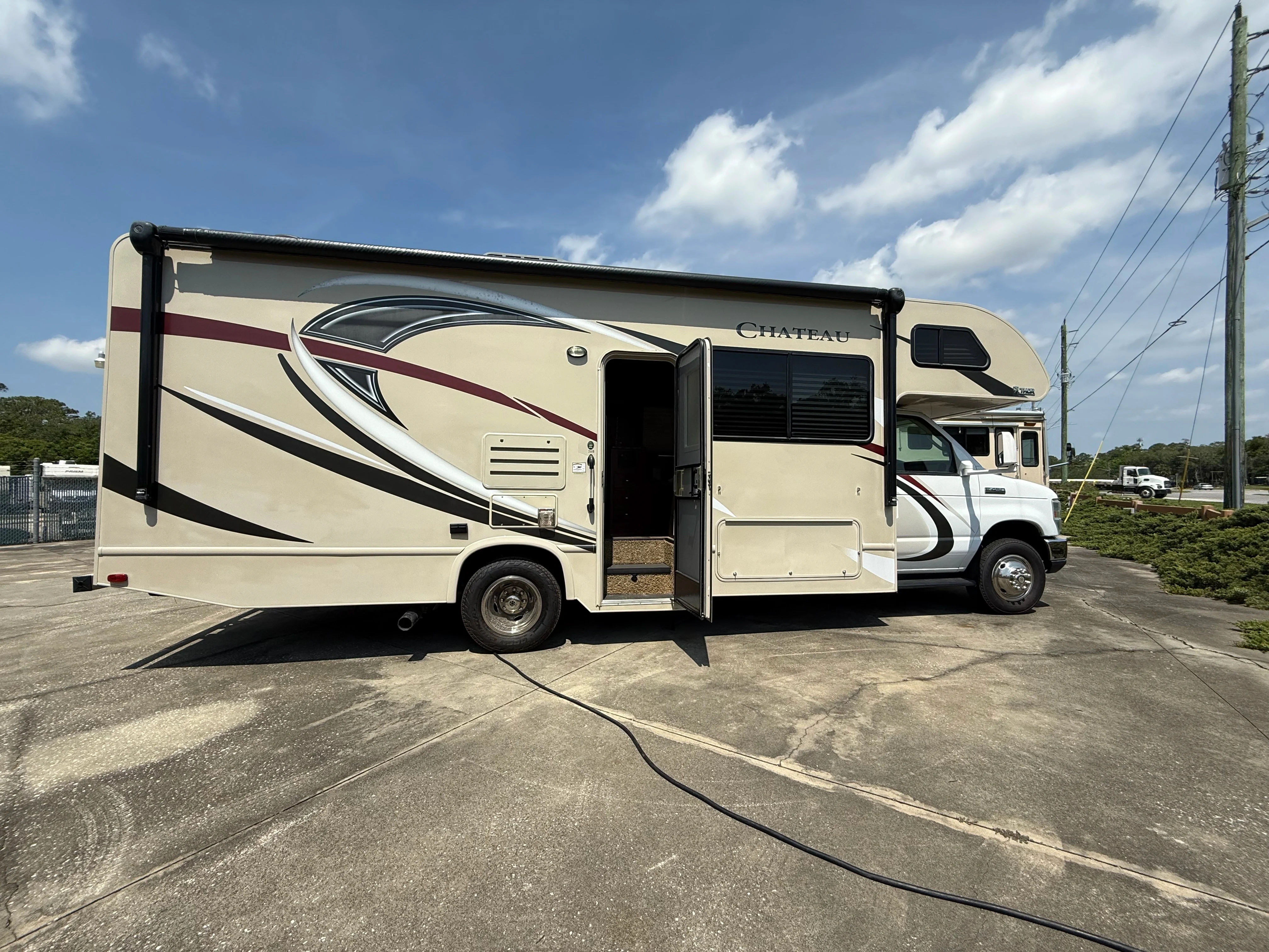 2017 Thor Motor Coach Chateau 26B exterior