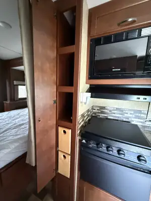 2017 Thor Motor Coach Chateau 26B photo 21