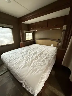 2017 Thor Motor Coach Chateau 26B photo 22