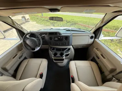 2017 Thor Motor Coach Chateau 26B photo 8