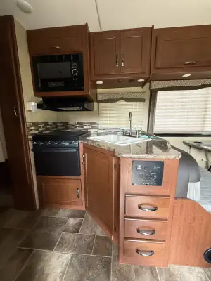 2017 Thor Motor Coach Chateau 26B photo 15