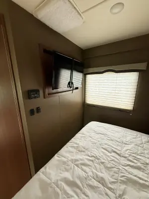 2017 Thor Motor Coach Chateau 26B photo 23