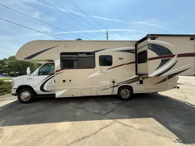 2017 Thor Motor Coach Chateau 26B photo 3