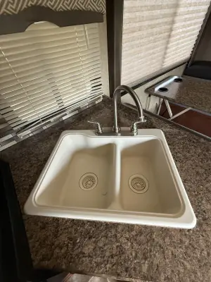 2017 Thor Motor Coach Chateau 26B photo 16