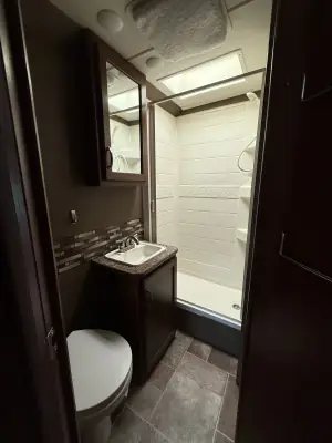 2017 Thor Motor Coach Chateau 26B photo 24