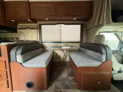 2017 Thor Motor Coach Chateau 26B photo 13