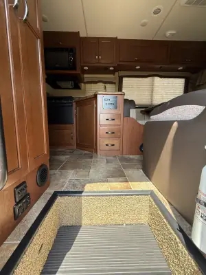2017 Thor Motor Coach Chateau 26B photo 5