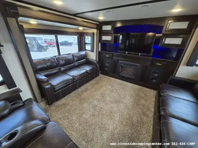 2016 Grand Design Momentum 376TH photo 25
