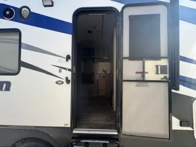 2019 Pacific Coachworks BLAZE'N F29 photo 12