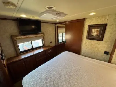 2010 Winnebago Tour 40BD Freightliner XCL Chassis photo 47