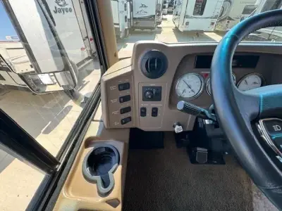 2010 Winnebago Tour 40BD Freightliner XCL Chassis photo 17