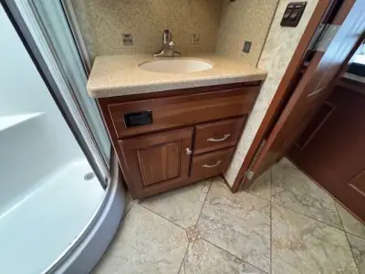 2010 Winnebago Tour 40BD Freightliner XCL Chassis photo 39
