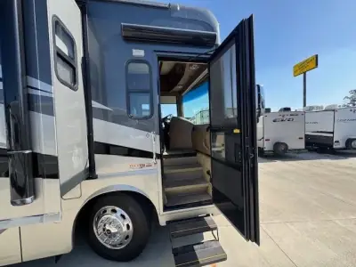2010 Winnebago Tour 40BD Freightliner XCL Chassis photo 5