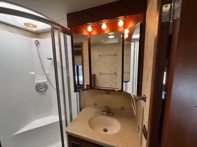 2010 Winnebago Tour 40BD Freightliner XCL Chassis photo 41