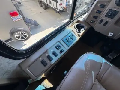 2010 Winnebago Tour 40BD Freightliner XCL Chassis photo 18