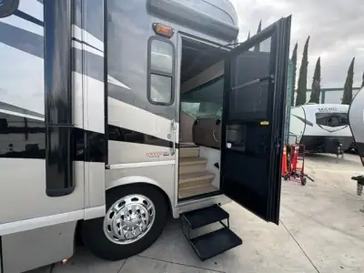 2010 Winnebago Tour 40BD "Norma Jean" Freightliner XCL Chassis photo 17