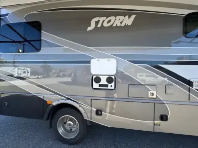 2016 Fleetwood STORM 28MS photo 3