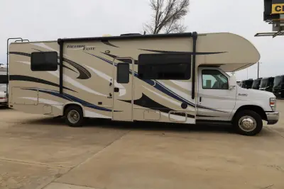 2015 Thor Motor Coach Freedom Elite 28H photo 3