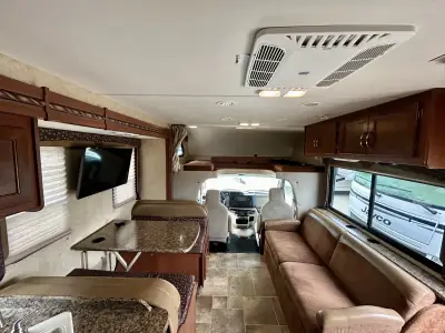 2015 Thor Motor Coach Freedom Elite 28H photo 8